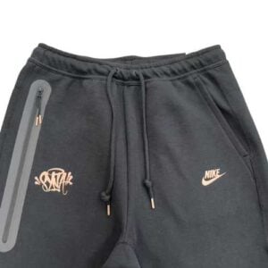Pantalón NIKE TECH x SYNA CENTRAL CEE "Gris Oscuro/Negro" Algodón Mejor Calidad - Imagen 2