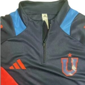 Alternative view of Conjunto Deportivo Universidad de Chile 2025 "Azul/Rojo"