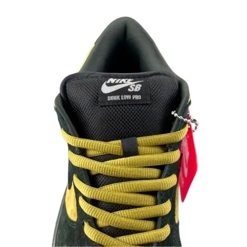 Alternative view of Supreme x Nike Dunk Low SB "Camper Green" Verde